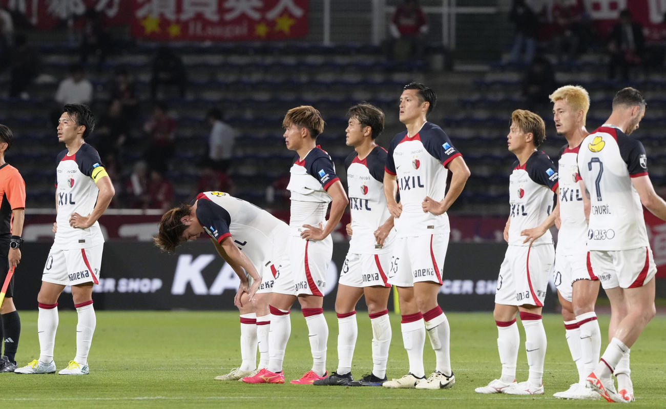 町田対鹿島　町田に敗れ、肩を落とす柴崎（左端）ら鹿島イレブン（共同）