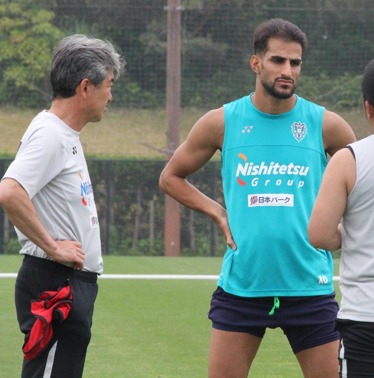 福岡の練習中、長谷部茂利監督（左）と話す元イラン代表FWシャハブ・ザへディ（撮影・菊川光一）