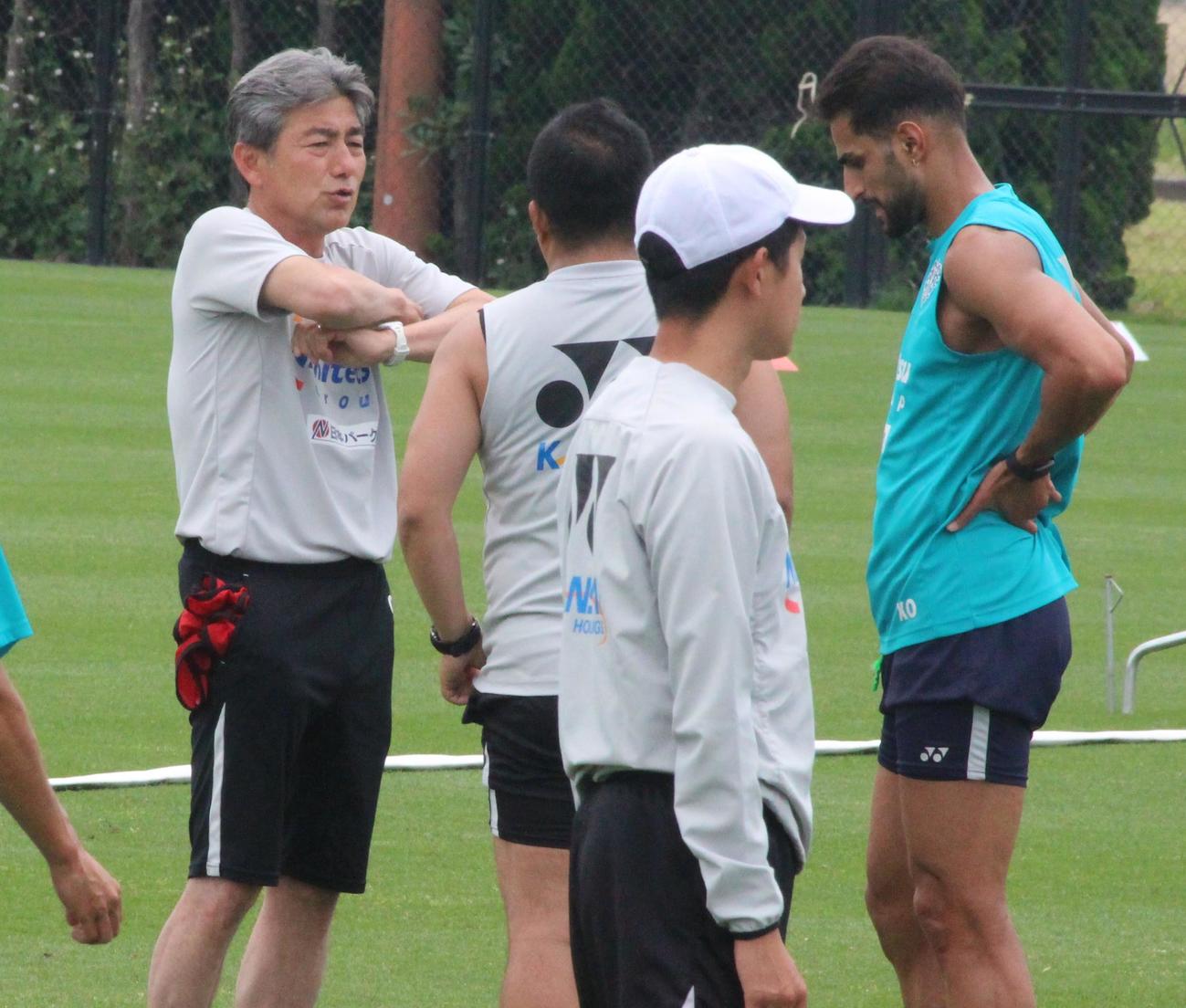 福岡の練習中、長谷部茂利監督（左）と話す元イラン代表FWシャハブ・ザへディ（撮影・菊川光一）