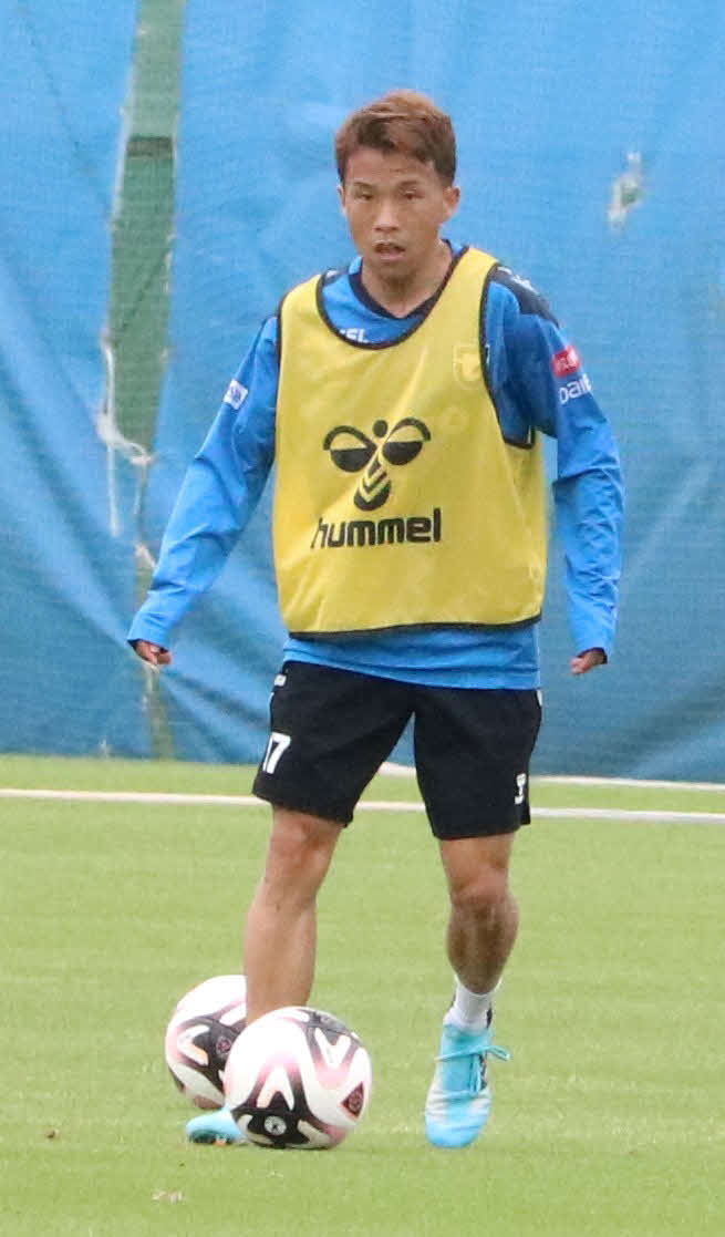 実戦形式の練習でボールを保持するガンバ大阪FW山下諒也（撮影・塚本光）