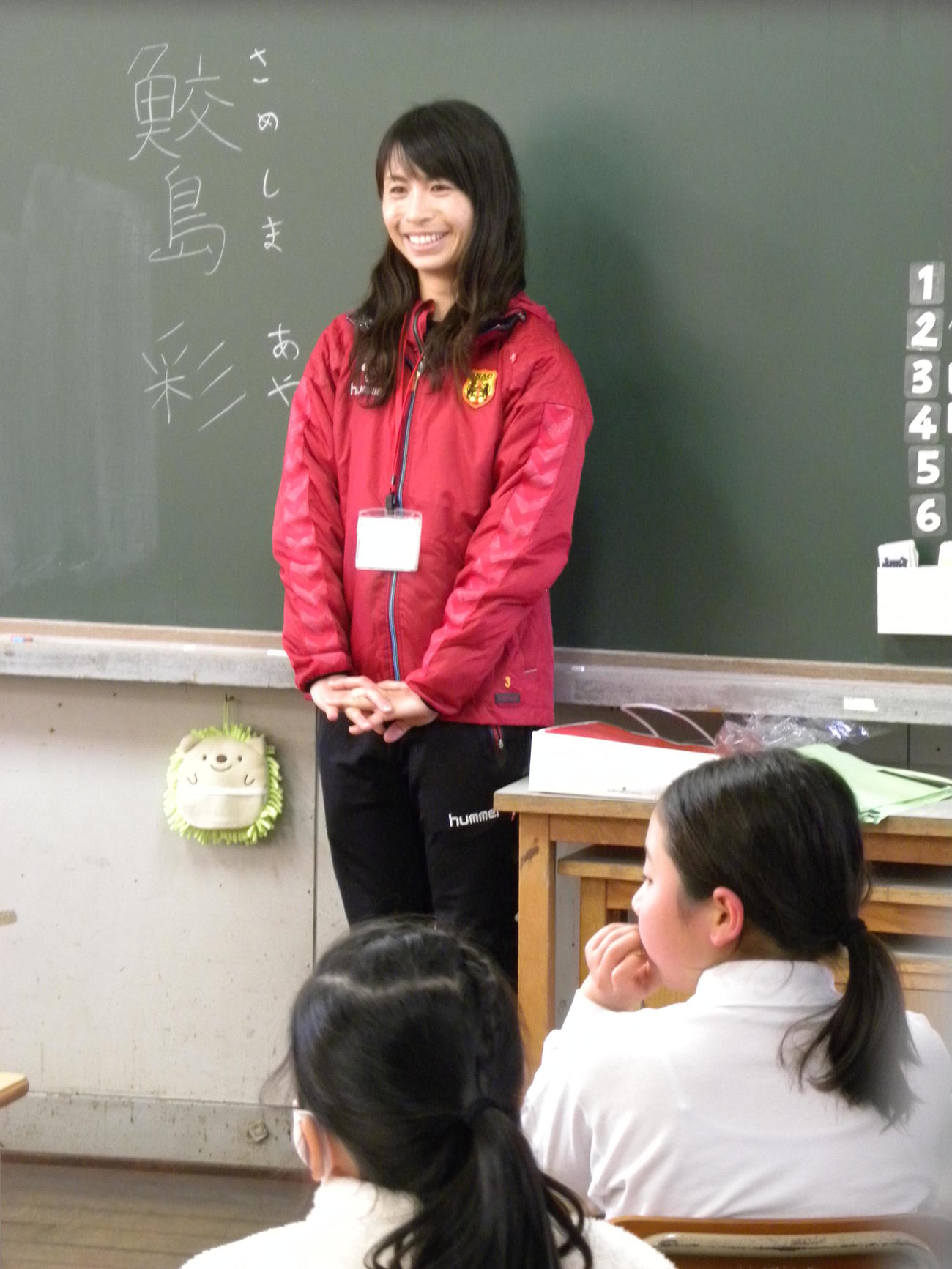 「絆の時間」で訪れた神戸市立住吉小学校で授業するINAC神戸のMF鮫島彩（2019年1月21日撮影）