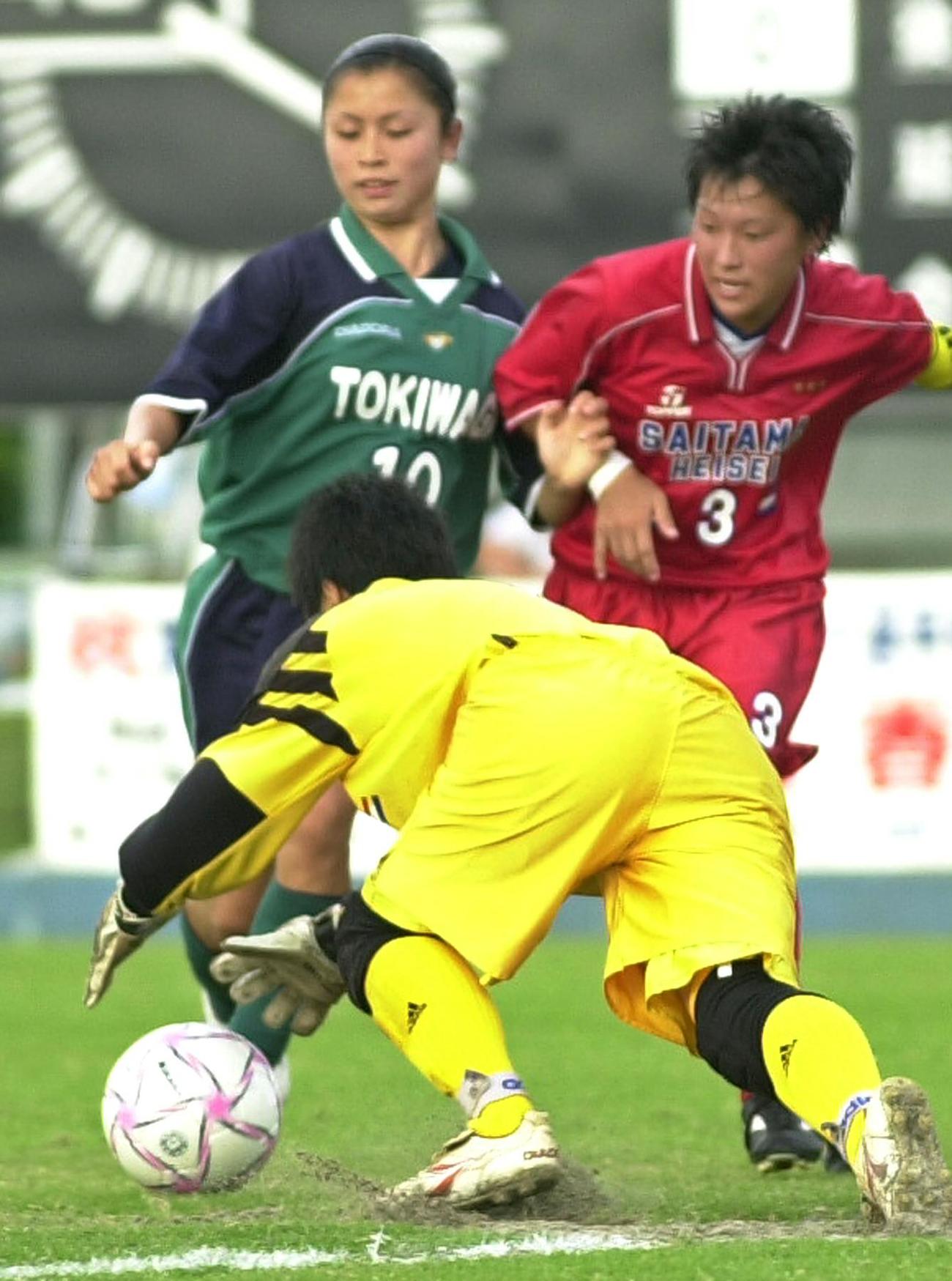 常盤木対埼玉平成　後半20分、常盤木FW鮫島彩（左）は厳しいマークに合いながらも、ゴール前でボールを追う（04年08月04日撮影）