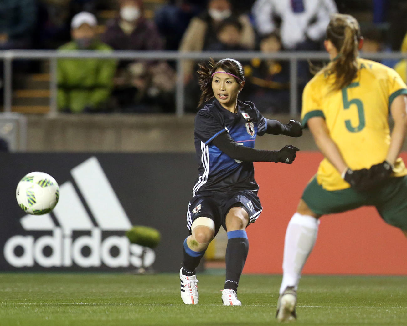 女子サッカー・リオデジャネイロ五輪アジア最終予選　第1日　日本対オーストラリア　前半、ゴール前にクロスを入れる鮫島彩（2016年2月29日撮影）