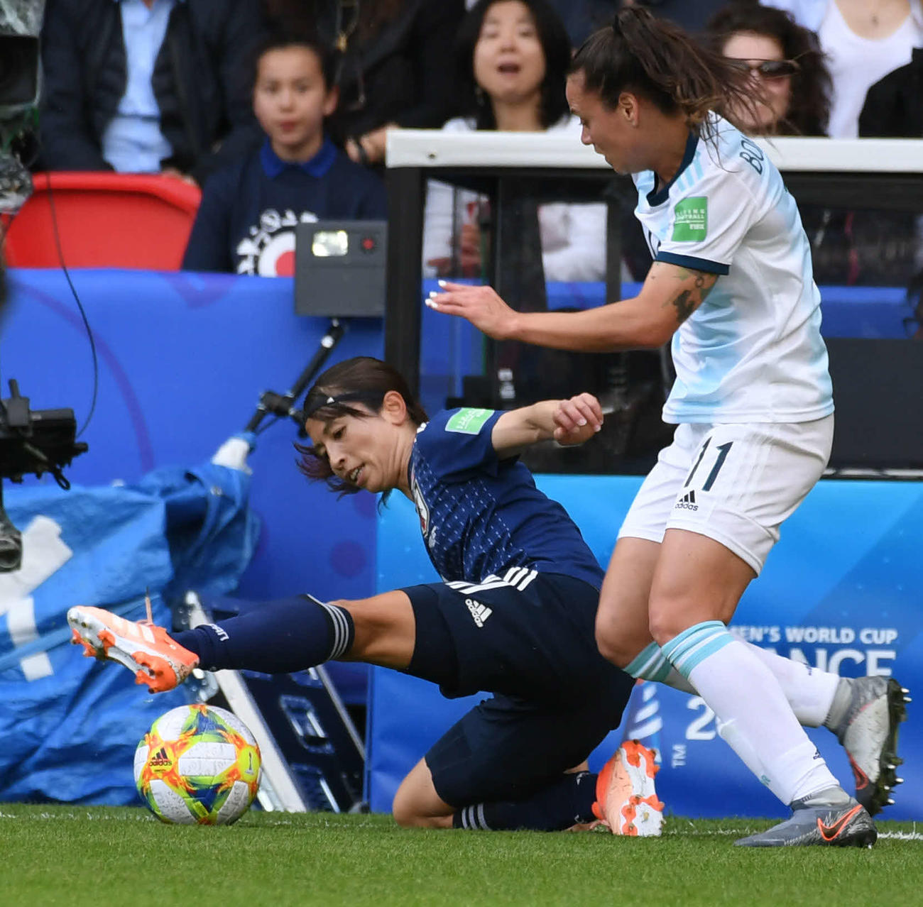 日本対アルゼンチン　前半、倒れながらボールに足を伸ばす鮫島（2019年6月10日撮影）
