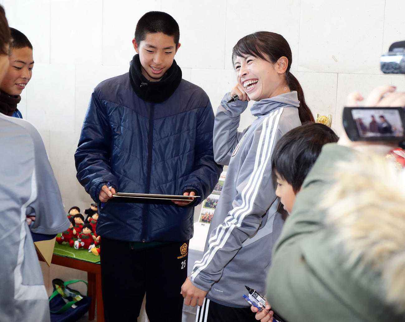 Jヴィレッジ合宿中、地元福島県広野町の少年たちとふれあう鮫島彩（2019年2月21日撮影）