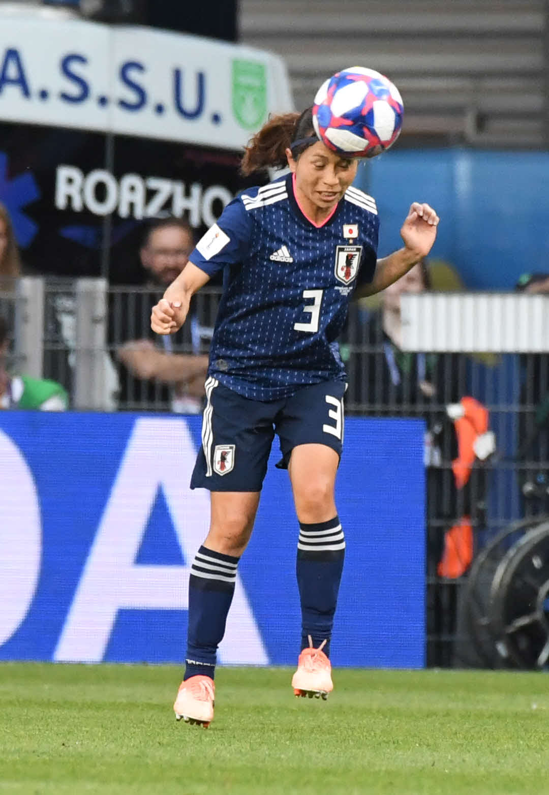 ハイボールをクリアする鮫島彩（2019年6月撮影）