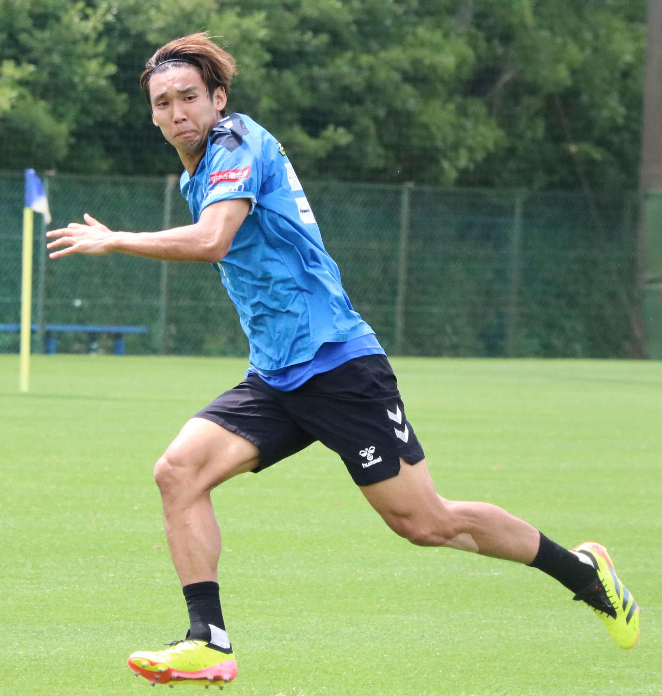 練習でパスを受けようと走るガンバ大阪DF福岡将太（撮影・塚本光）