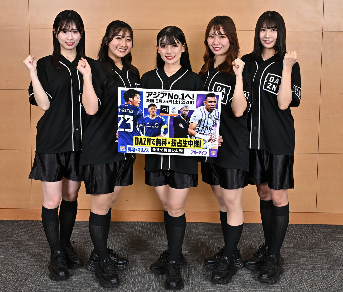 PRで日刊スポーツ東京本社を訪れたDAZNガールズの、左からSHION、MONA、MAO、KIMIKA、MOMO（撮影・野見山拓樹）