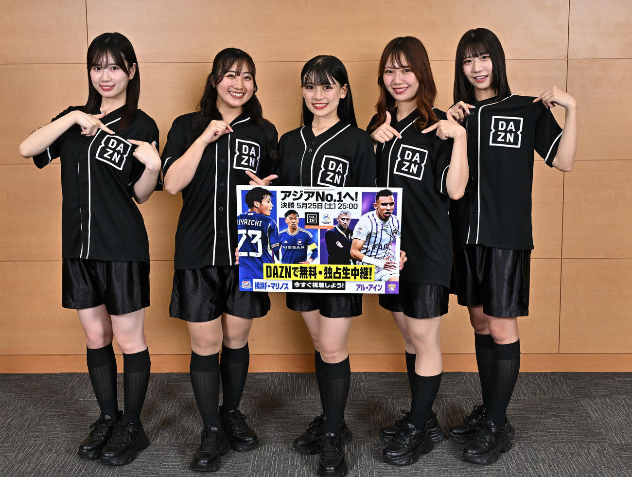 PRで日刊スポーツ東京本社を訪れたDAZNガールズの、左からSHION、MONA、MAO、KIMIKA、MOMO（撮影・野見山拓樹）