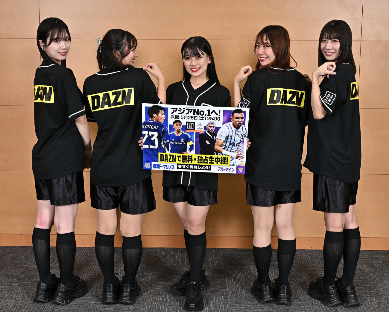 PRで日刊スポーツ東京本社を訪れたDAZNガールズの、左からSHION、MONA、MAO、KIMIKA、MOMO（撮影・野見山拓樹）