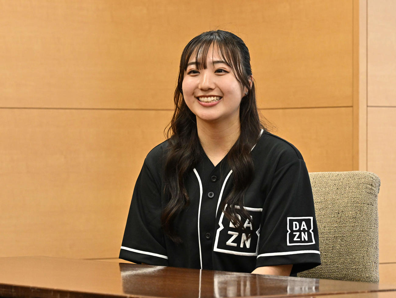 DAZNガールズ来社　PRで日刊スポーツ東京本社を訪れたDAZNガールズのMONA（撮影・野見山拓樹）
