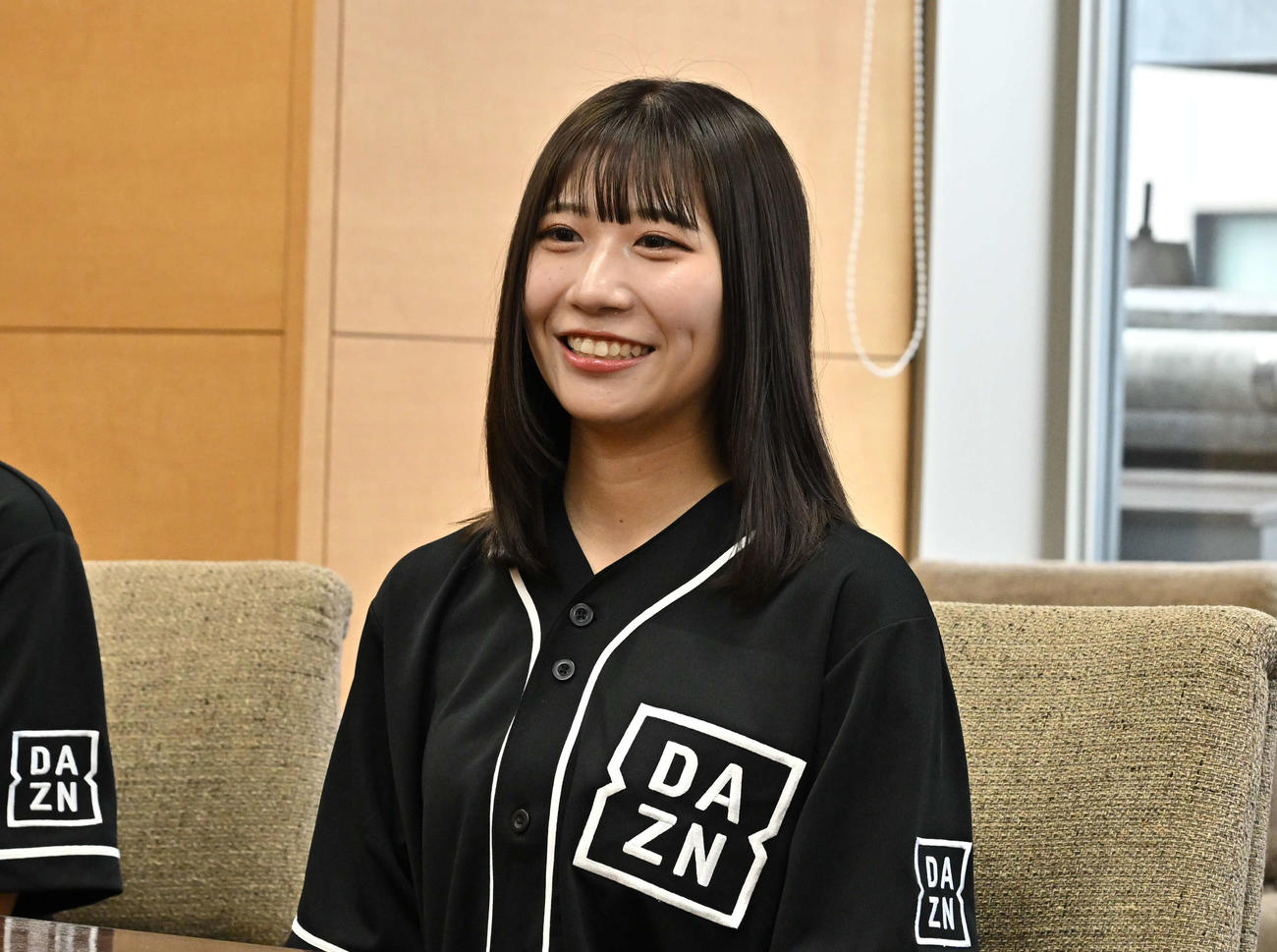 DAZNガールズ来社　PRで日刊スポーツ東京本社を訪れたDAZNガールズのMOMO（撮影・野見山拓樹）