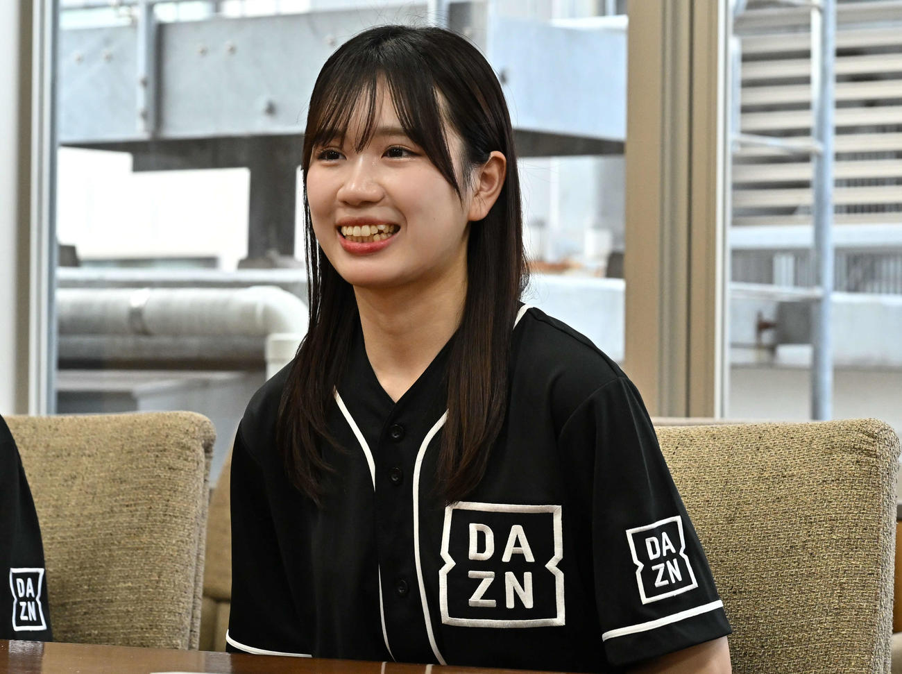 DAZNガールズ来社　PRで日刊スポーツ東京本社を訪れたDAZNガールズのSHION（撮影・野見山拓樹）