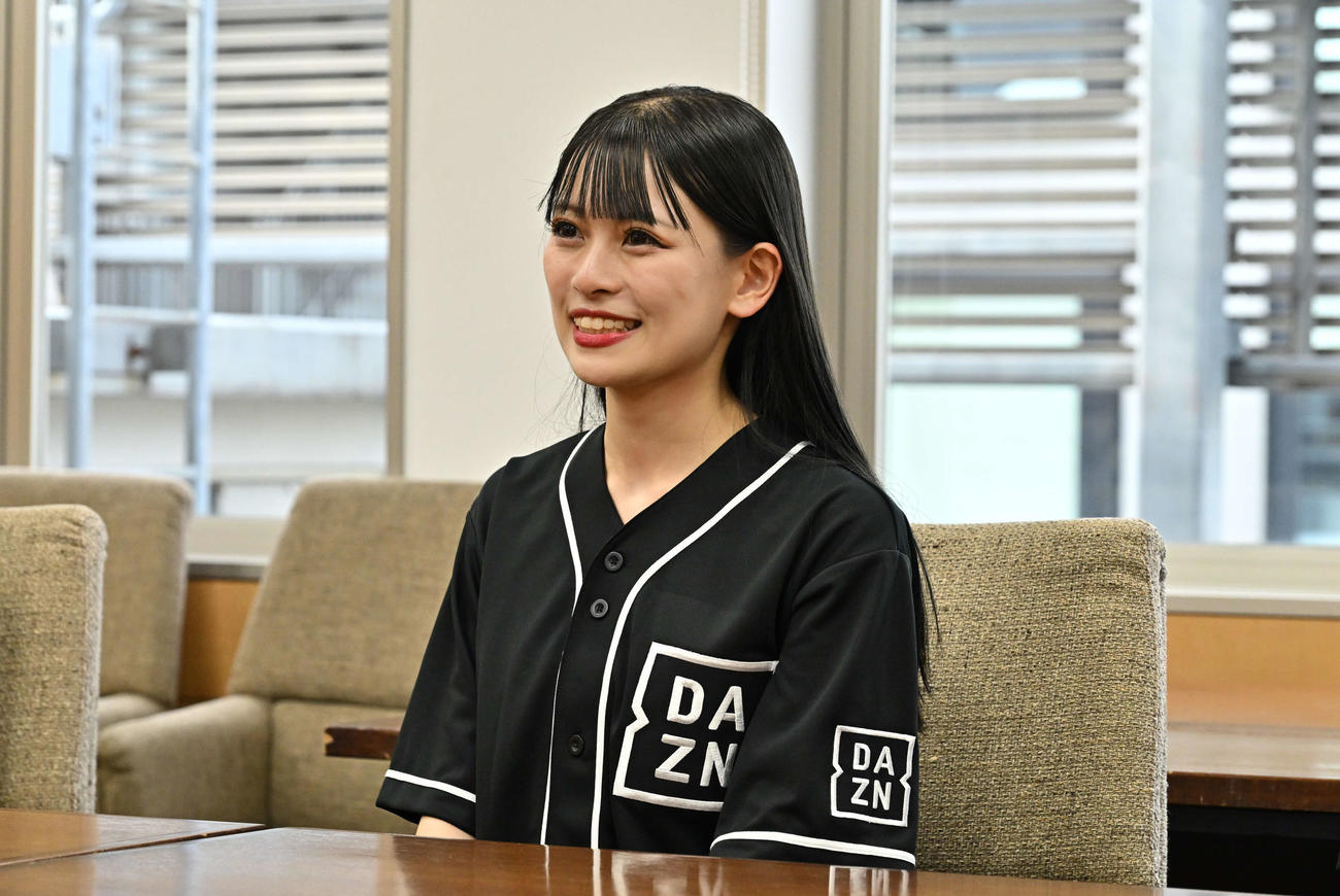 DAZNガールズ来社　PRで日刊スポーツ東京本社を訪れたDAZNガールズのMAO（撮影・野見山拓樹）