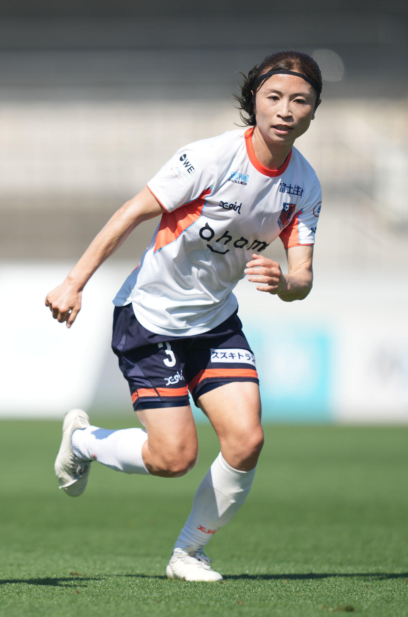 Yogibo・WEリーグ　三菱重工浦和対大宮　前半、ボールを追いかける大宮の鮫島彩(2023年6月3日撮影)