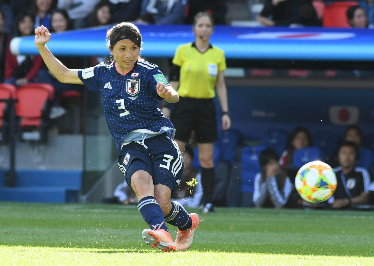 日本対アルゼンチン　前半、スペースへパスを出す鮫島彩（2019年6月10日撮影）