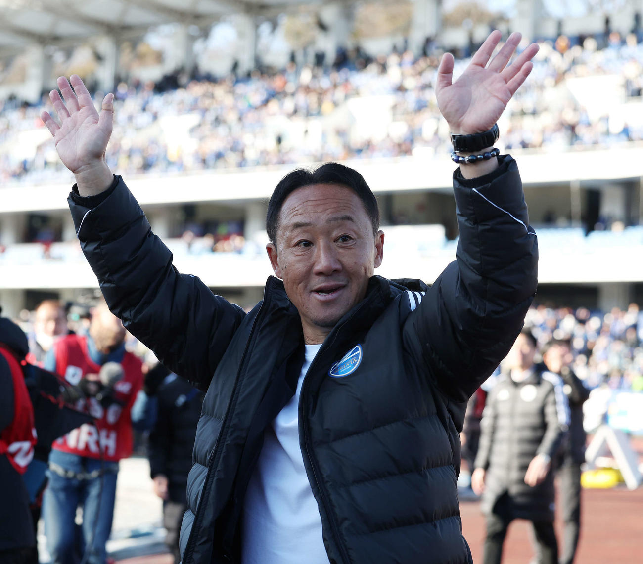 サポーターに手を振る町田黒田監督（2024年3月撮影）