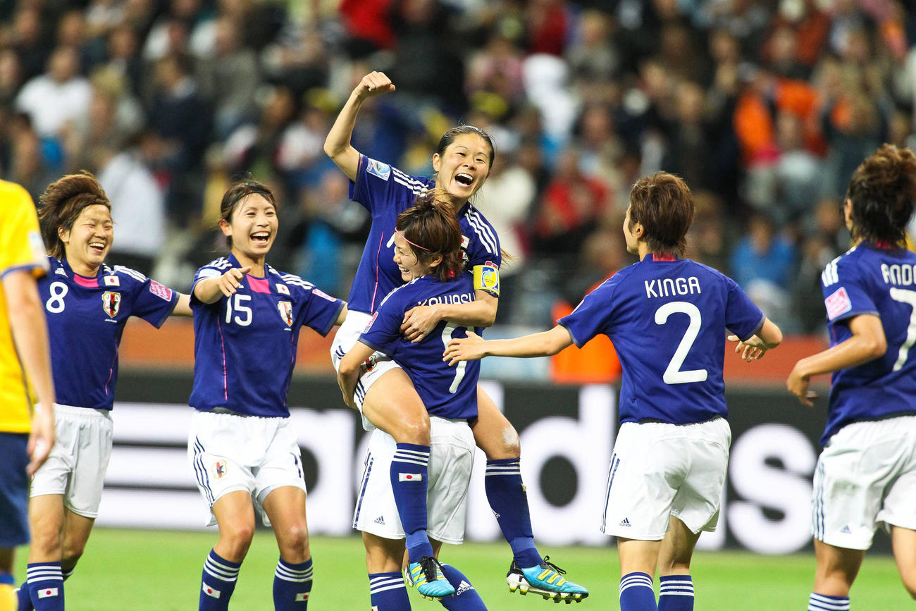W杯ドイツ大会の準決勝、日本対スウェーデンで後半15分、勝ち越しゴールを決めた沢（中央）と喜ぶ鮫島彩（左から2人目）（2011年7月13日）