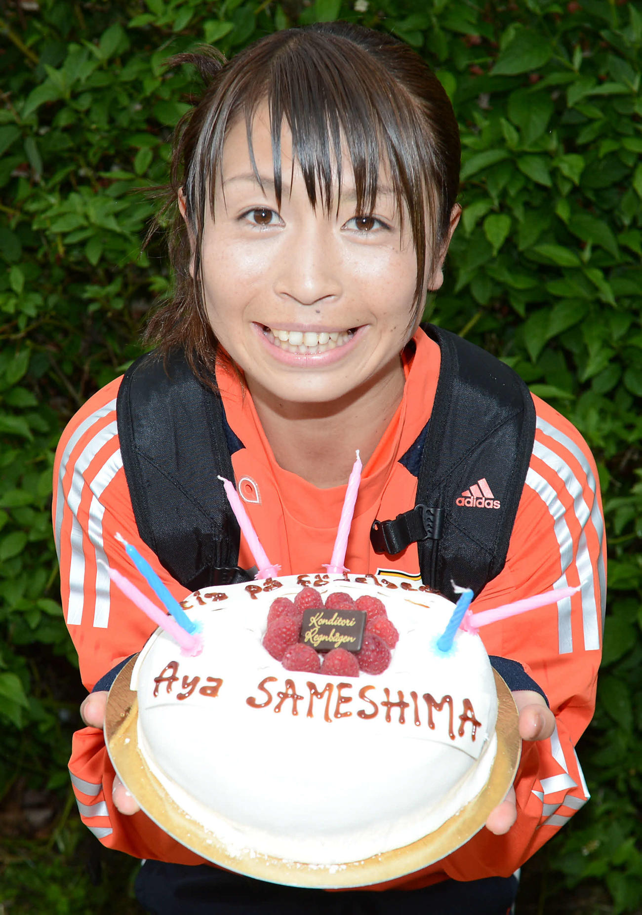 誕生日ケーキを手に笑顔を見せる鮫島彩（2012年6月16日）