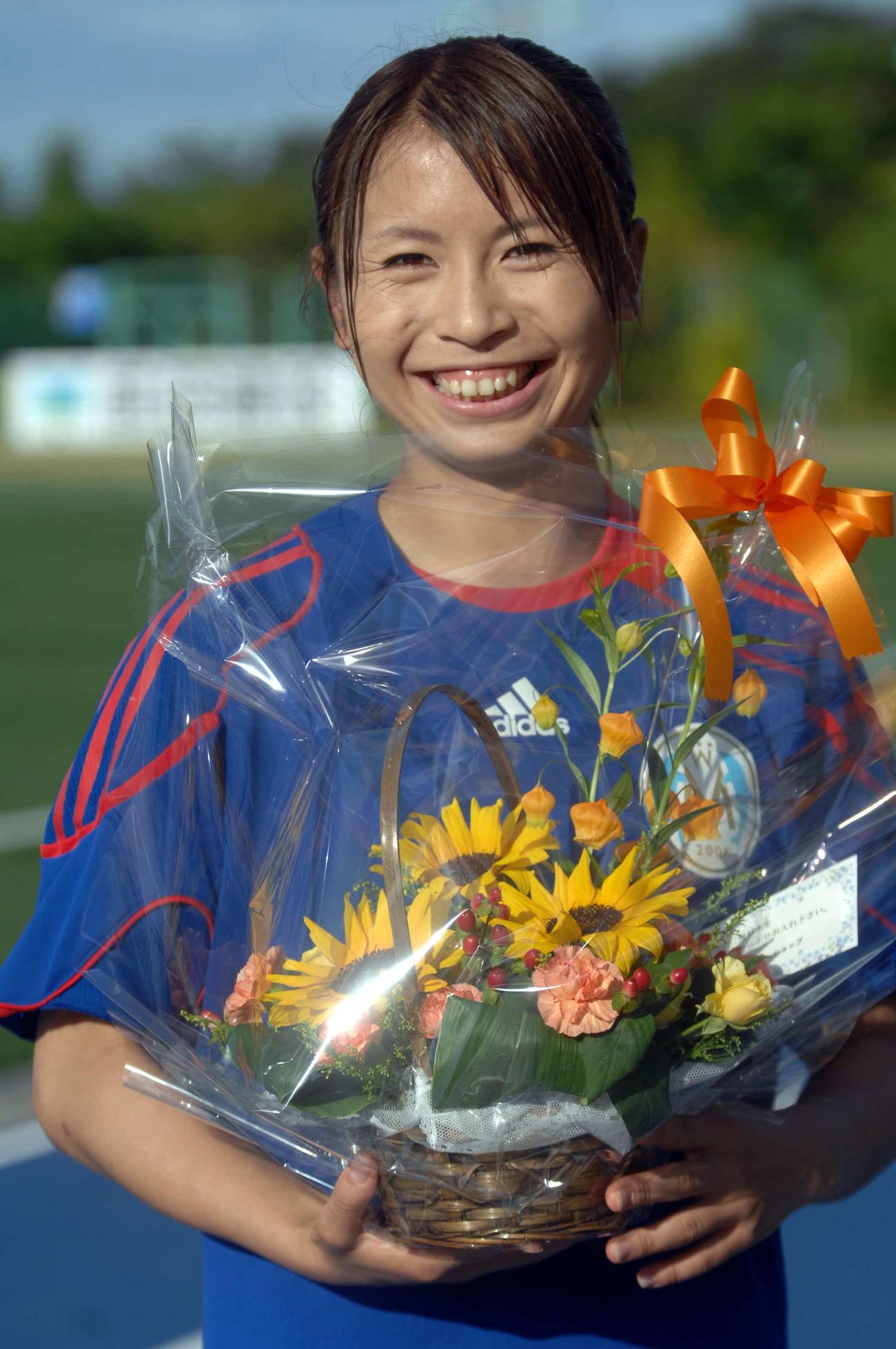 なでしこリーグ東京電力マリーゼ練習後、23歳の誕生日を迎え、プレゼントの花束を手に笑顔を見せる日本代表の鮫島彩（2010年6月18日）