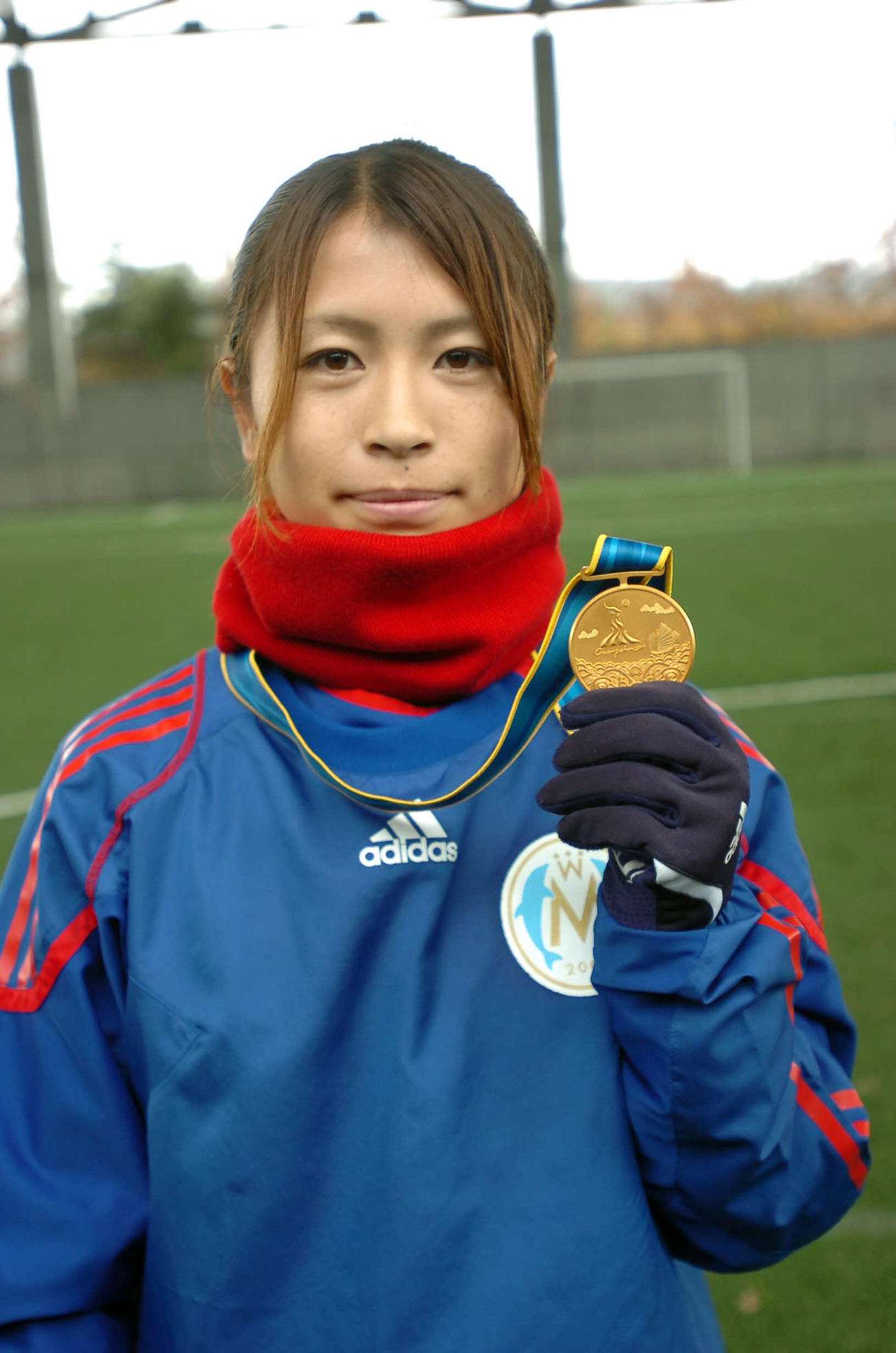 アジア大会の金メダルを披露する東京電力マリーゼDF鮫島彩（2010年12月14日）