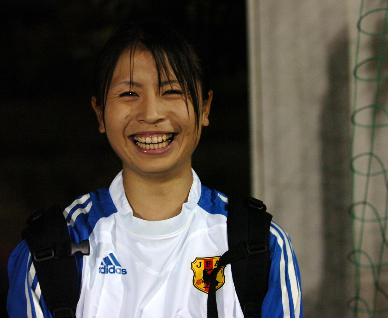 日本女子代表合宿でDF鮫島彩は笑顔で取材に応じた（2009年11月10日）