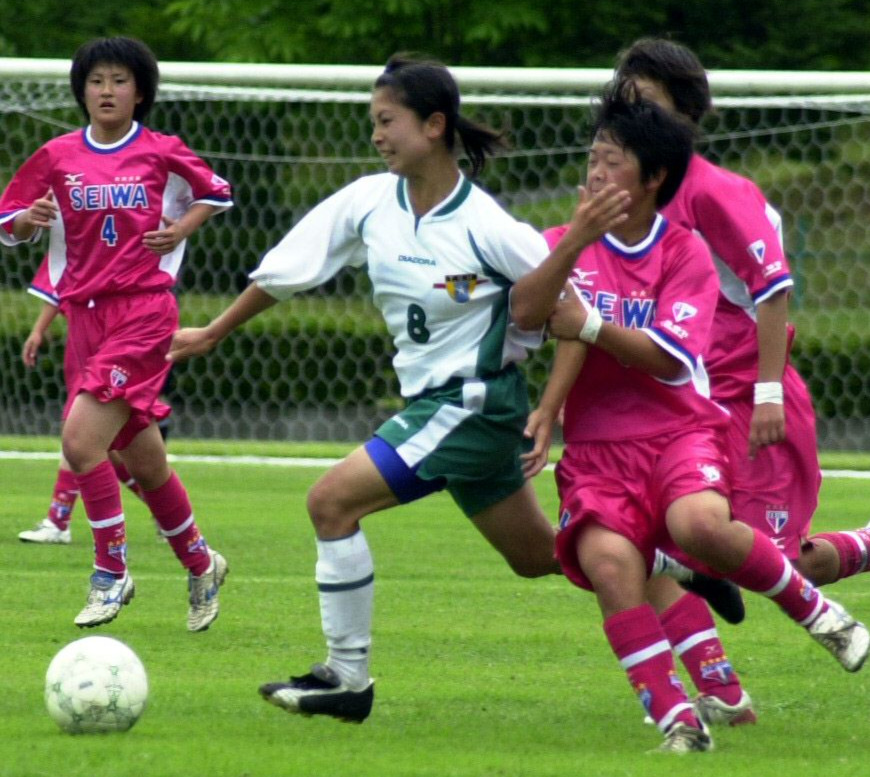 03年6月、聖和学園戦でドリブル突破する常盤木学園1年生の鮫島（中央）