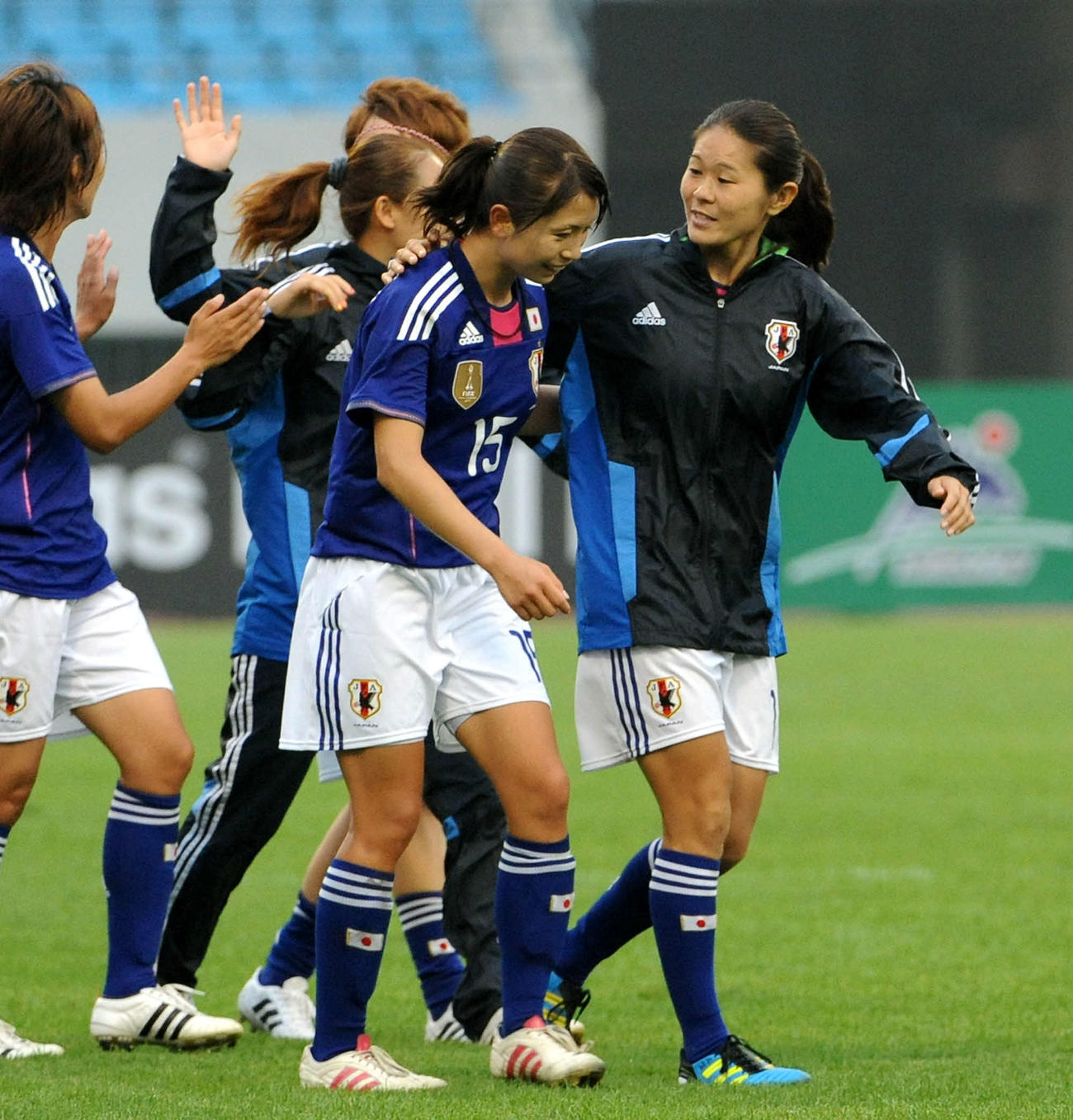 ロンドン五輪アジア最終予選　日本対タイ　試合後、沢は鮫島をねぎらう（2011年9月1日）