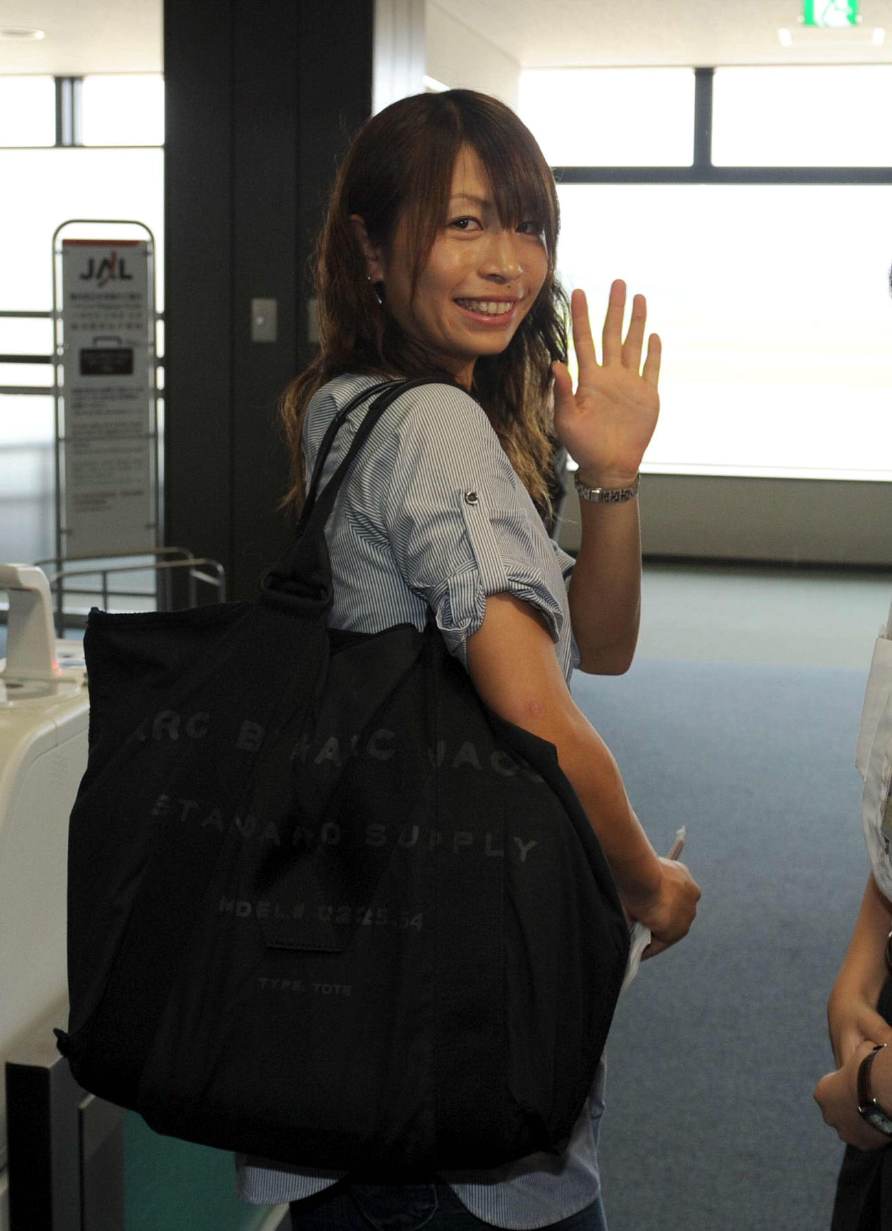 元気に手を振ってパリ行きの飛行機に乗り込む鮫島（2011年9月19日）