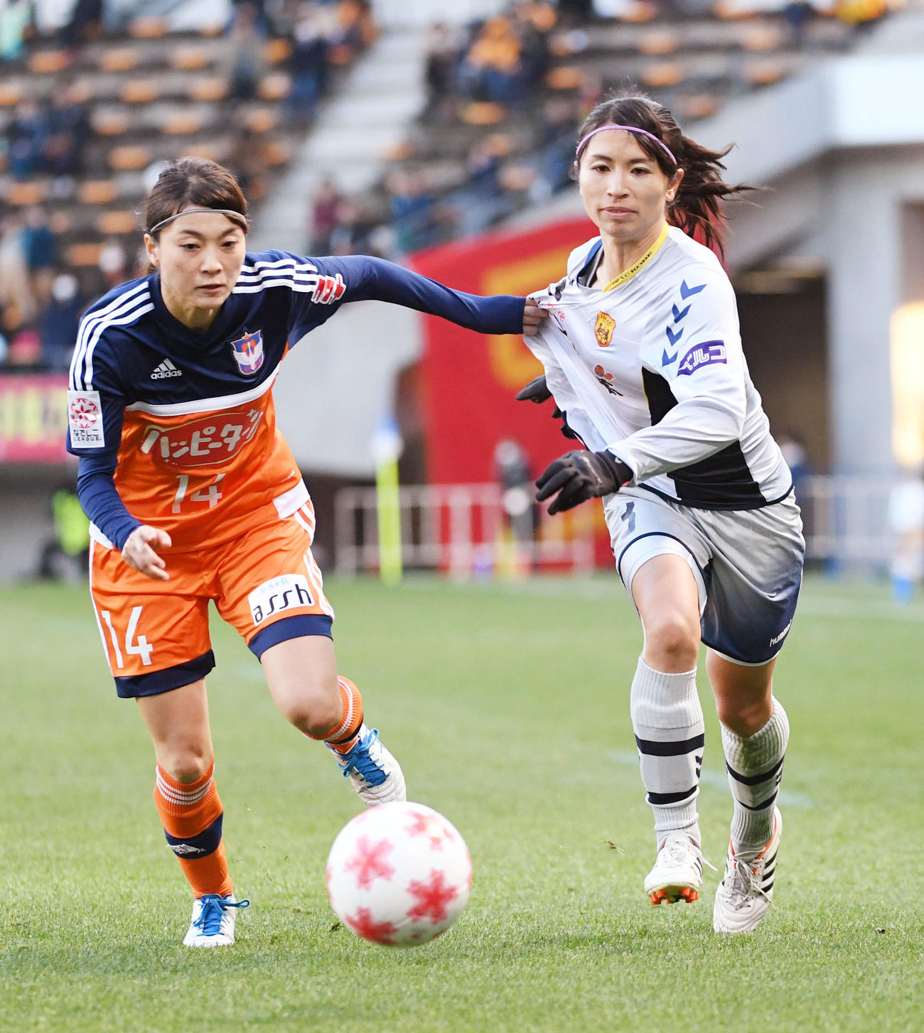 皇后杯サッカー全日本女子選手権　決勝　INAC神戸対新潟　新潟MF小原由梨愛（左）と競り合うINAC神戸MF鮫島彩（2016年12月25日）
