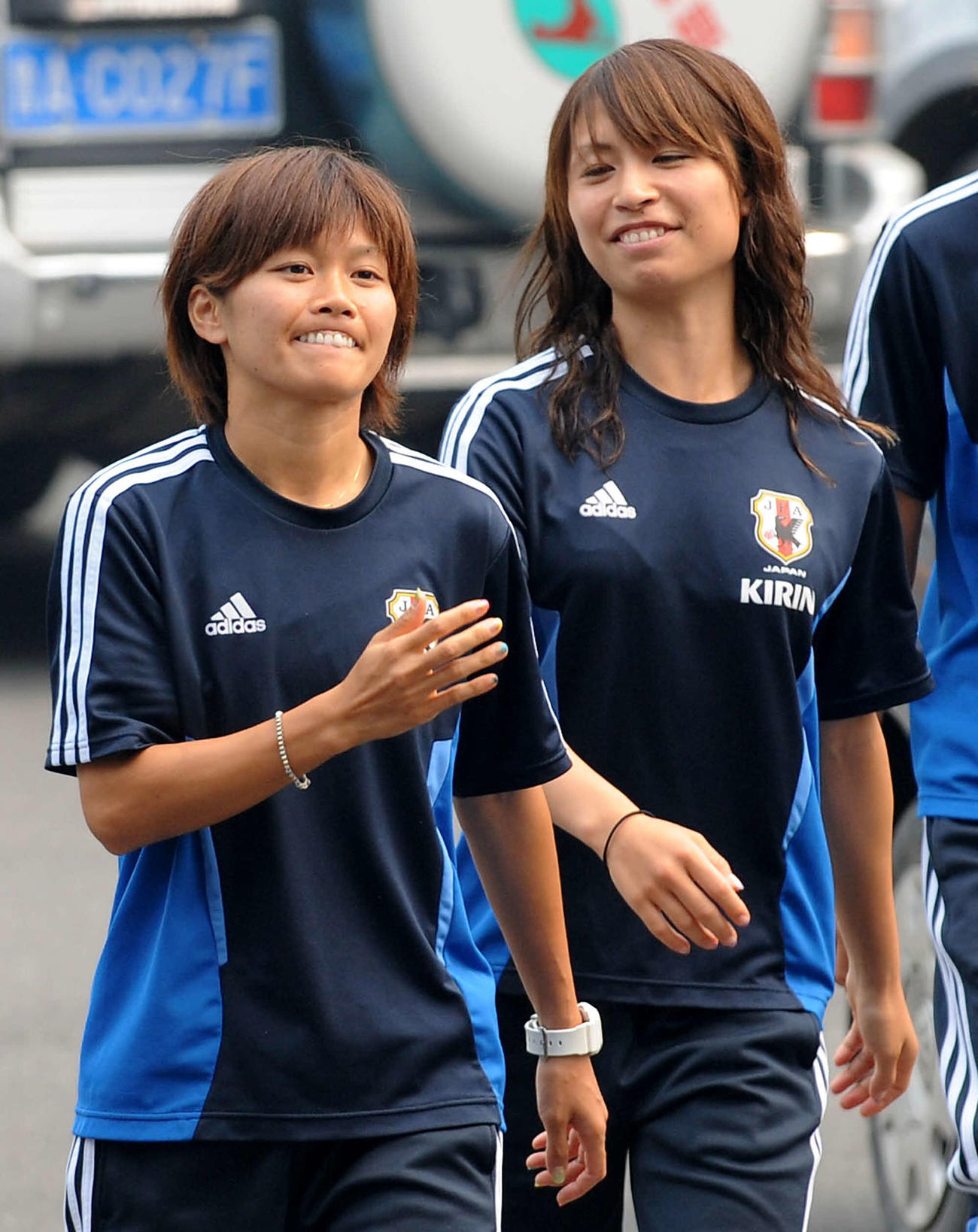 なでしこジャパン練習　歯をくっきりと出す顔マネ？でおどける川澄（左）とおかんむり？の鮫島（2011年9月9日）