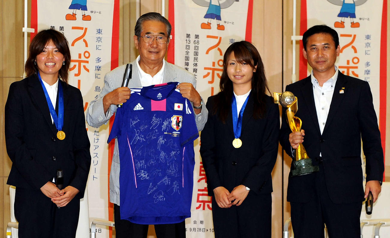W杯ドイツ大会で初優勝を果たし、都庁を表敬訪問。石原都知事（左から2人目）にユニホームをプレゼントしたなでしこジャパンの、左から熊谷、1人おいて鮫島、佐々木監督（2011年7月20日）