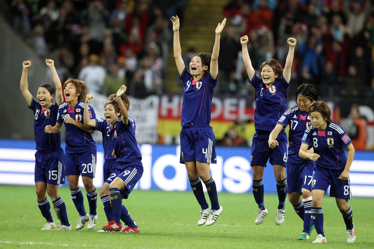 11年女子W杯ドイツ大会を制し歓喜の鮫島彩（左端）らなでしこジャパン（撮影・PIKO）