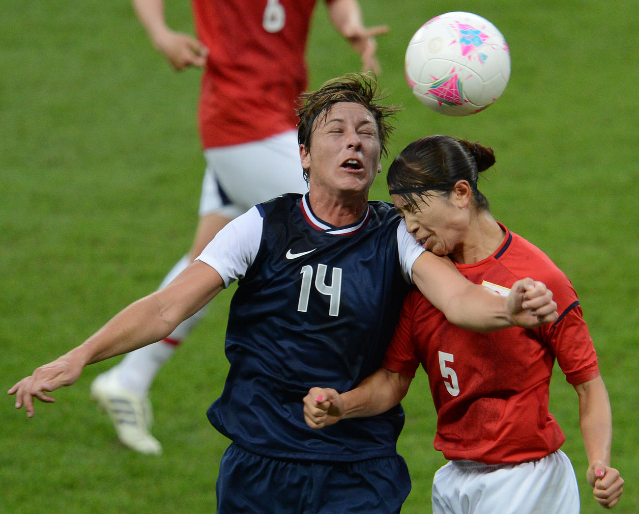 ロンドン五輪の決勝で米国FWワンバック（左）と競り合う鮫島（2012年8月9日）