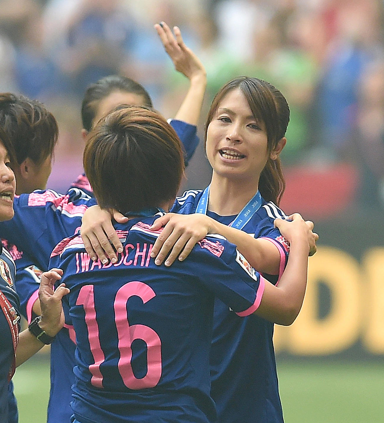 サッカー女子W杯カナダ大会　決勝　日本対米国　試合後、号泣する岩渕をなぐさめる鮫島（2015年7月5日）