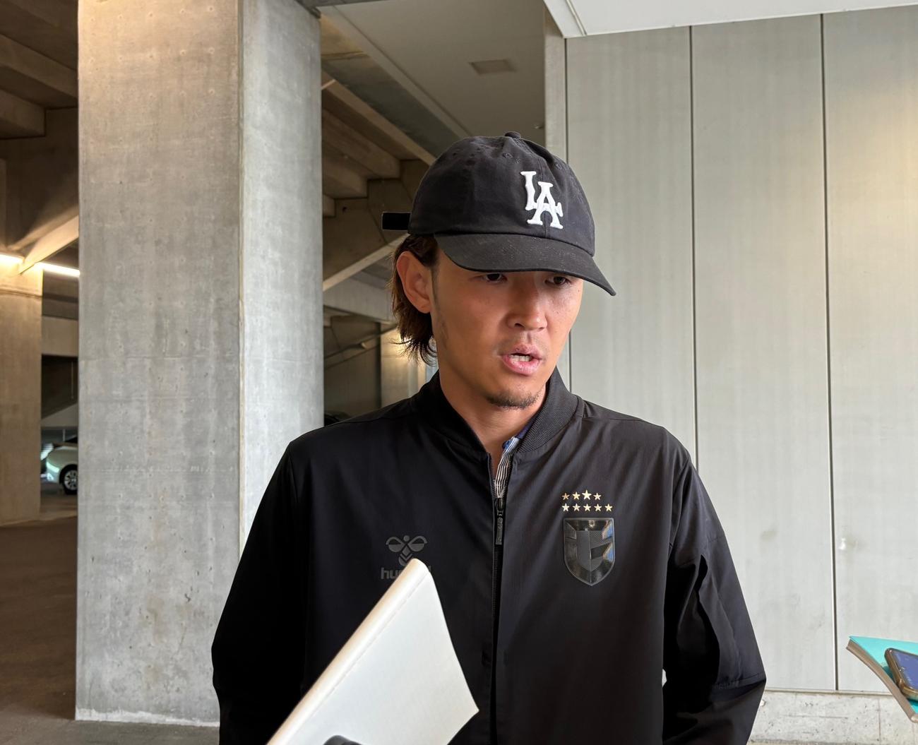 非公開練習後に取材対応するG大阪FW宇佐美貴史（撮影・永田淳）