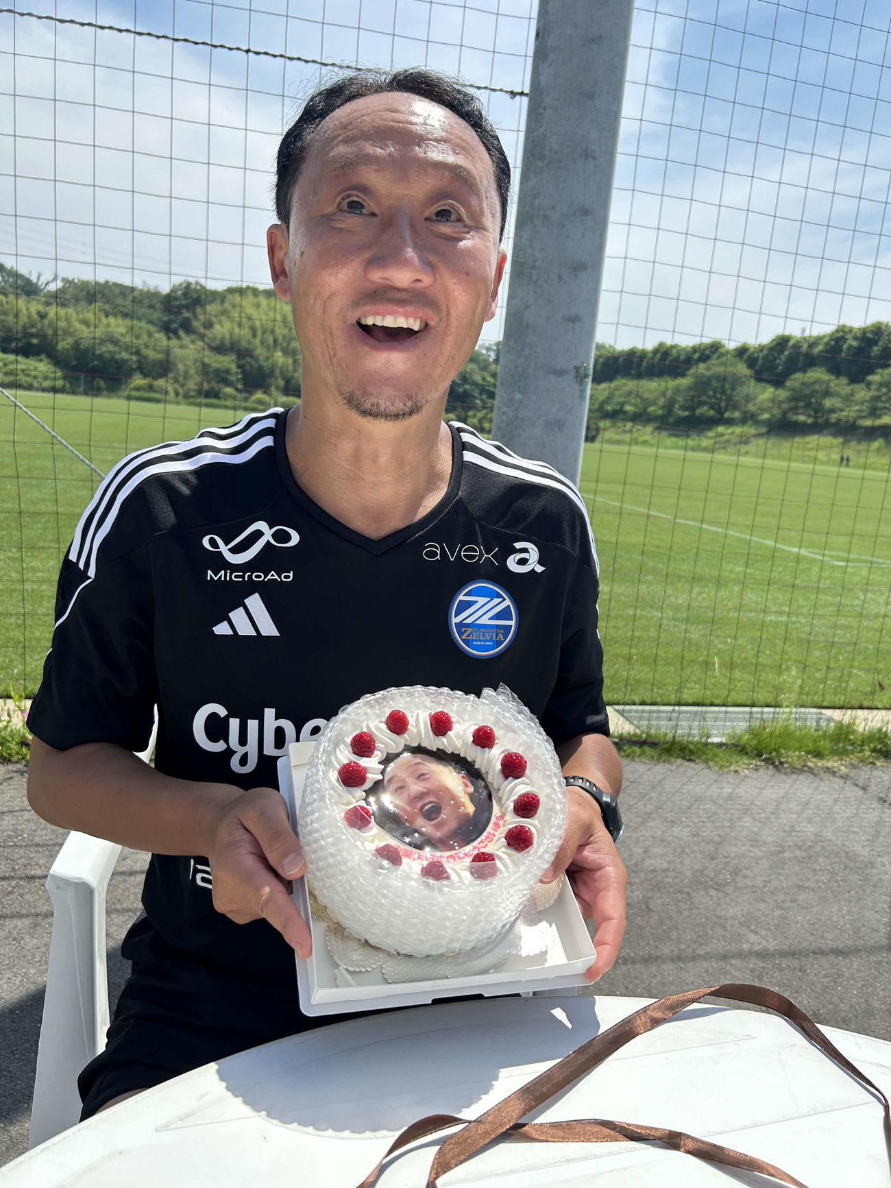54歳の誕生日を前にメディアからケーキを贈られて笑顔を見せる町田の黒田剛監督（撮影・佐藤隆志）