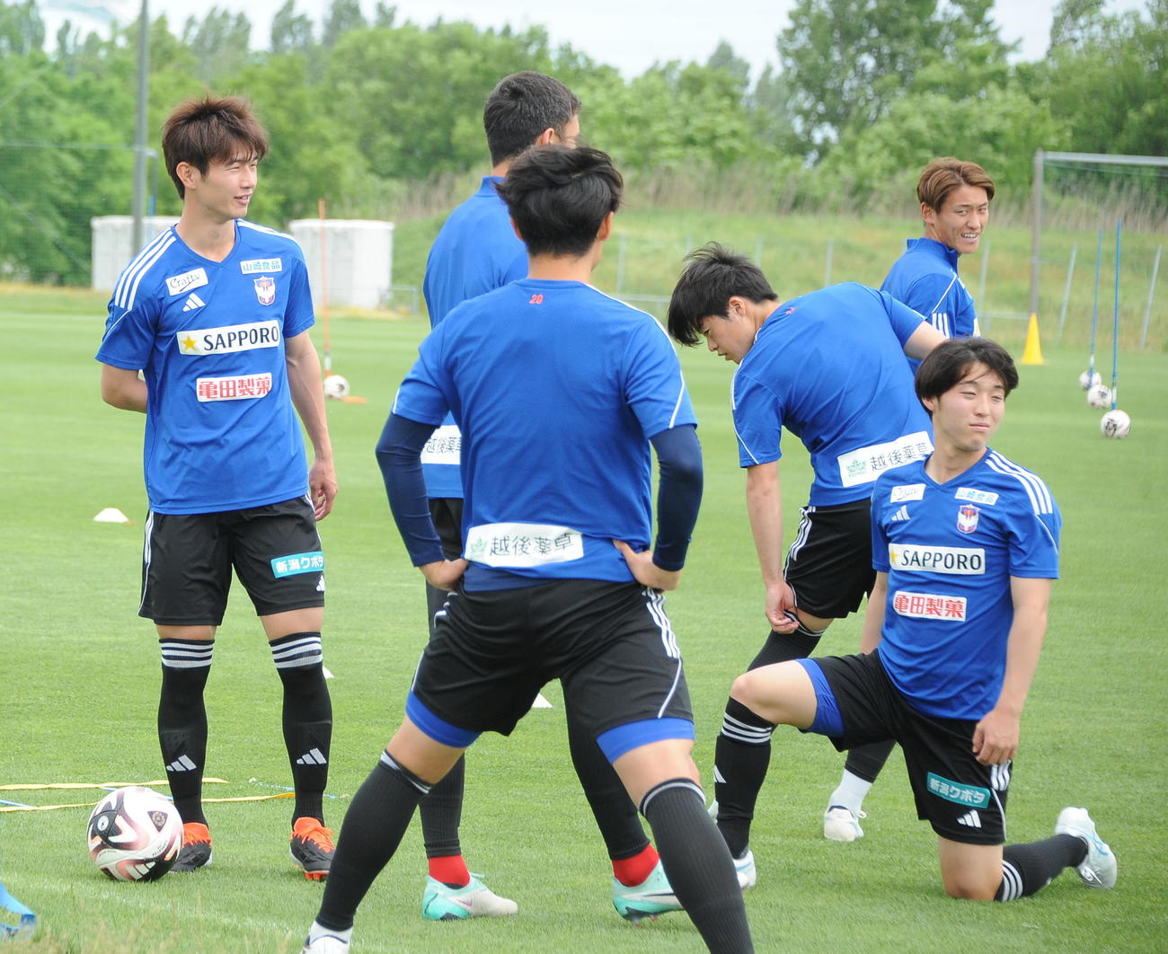 福岡戦の前日練習開始前に談笑する長倉（左）