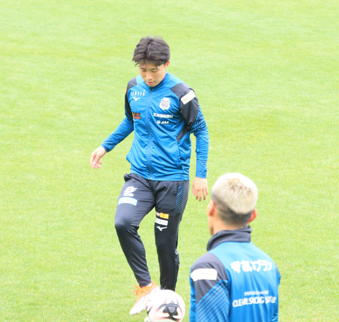 鹿島戦前日練習でボール回しに参加する札幌原（撮影・保坂果那）
