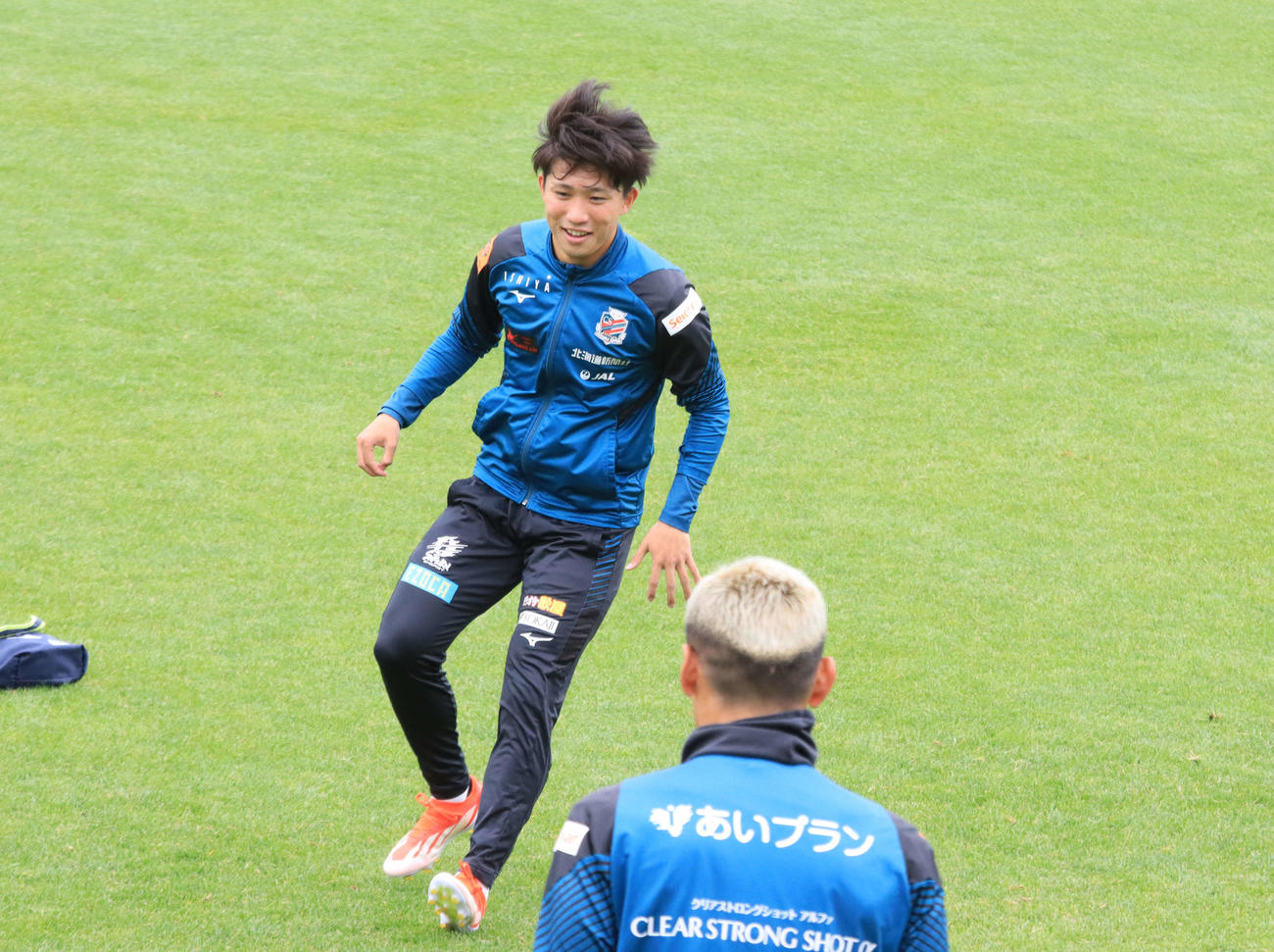 鹿島戦前日練習でボール回しに参加する札幌原（撮影・保坂果那）