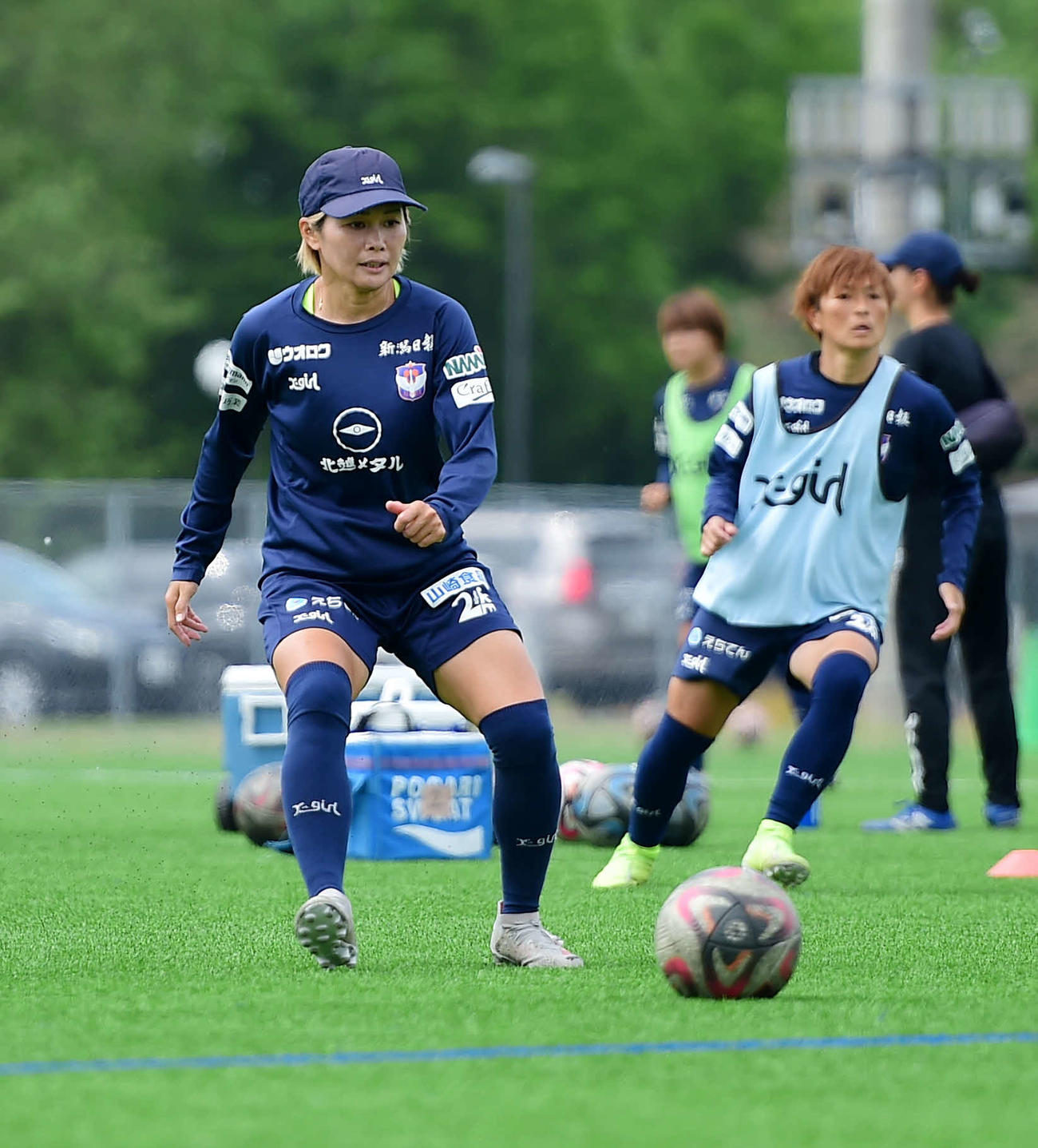 試合前日練習に参加する新潟レディース川澄（左）