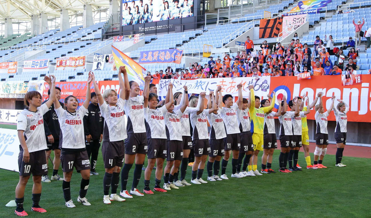 試合後、サポーターと勝利の喜びを分かち合う新潟レディースの選手たち（提供：WEリーグ）