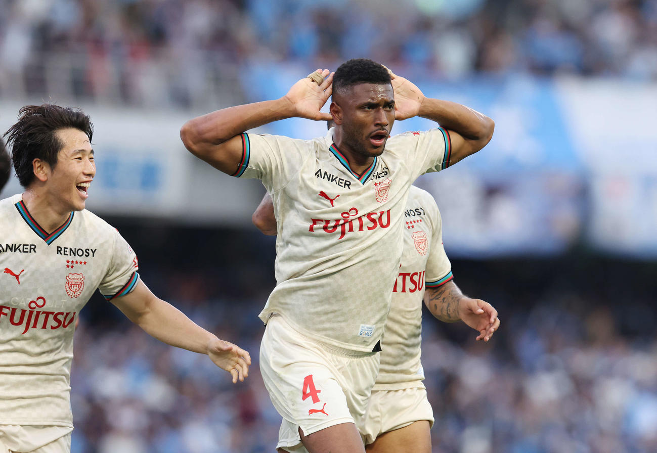 川崎F対柏　後半、ゴールを決め喜ぶもオフサイドだった川崎Fジェジエウ（右）（撮影・宮地輝）
