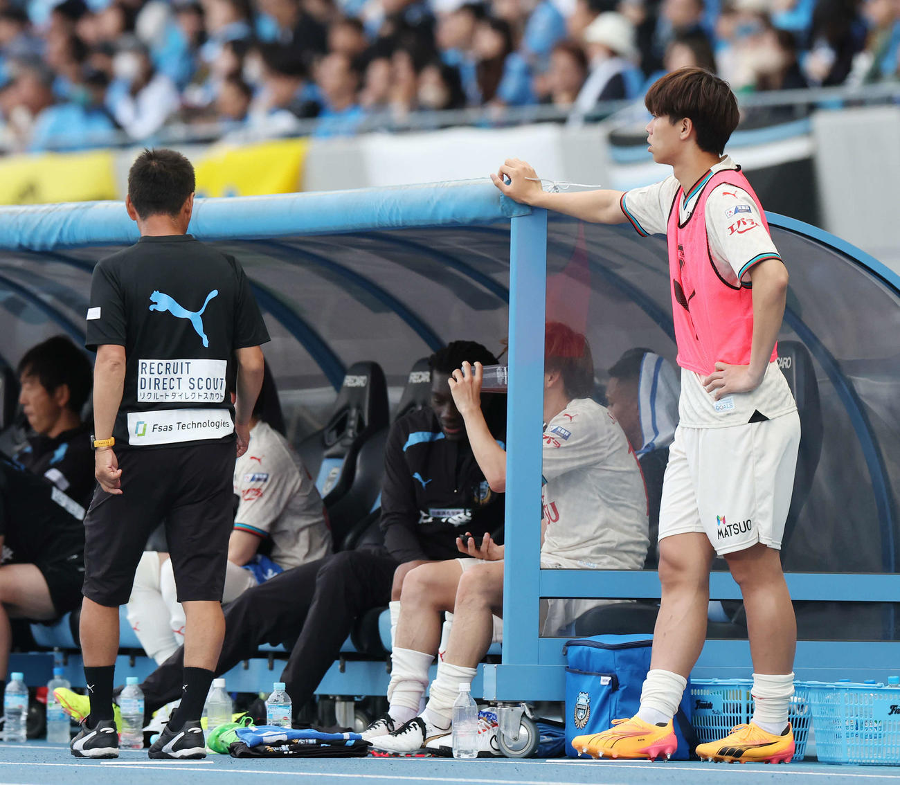 川崎F対柏　後半、ベンチから戦況を見つめる川崎F高井（撮影・宮地輝）