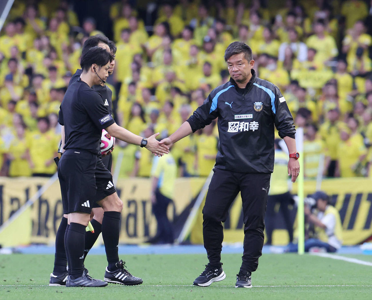 川崎F対柏　柏と引き分け悔しい表情で審判団と握手する川崎F鬼木監督（右）（撮影・宮地輝）