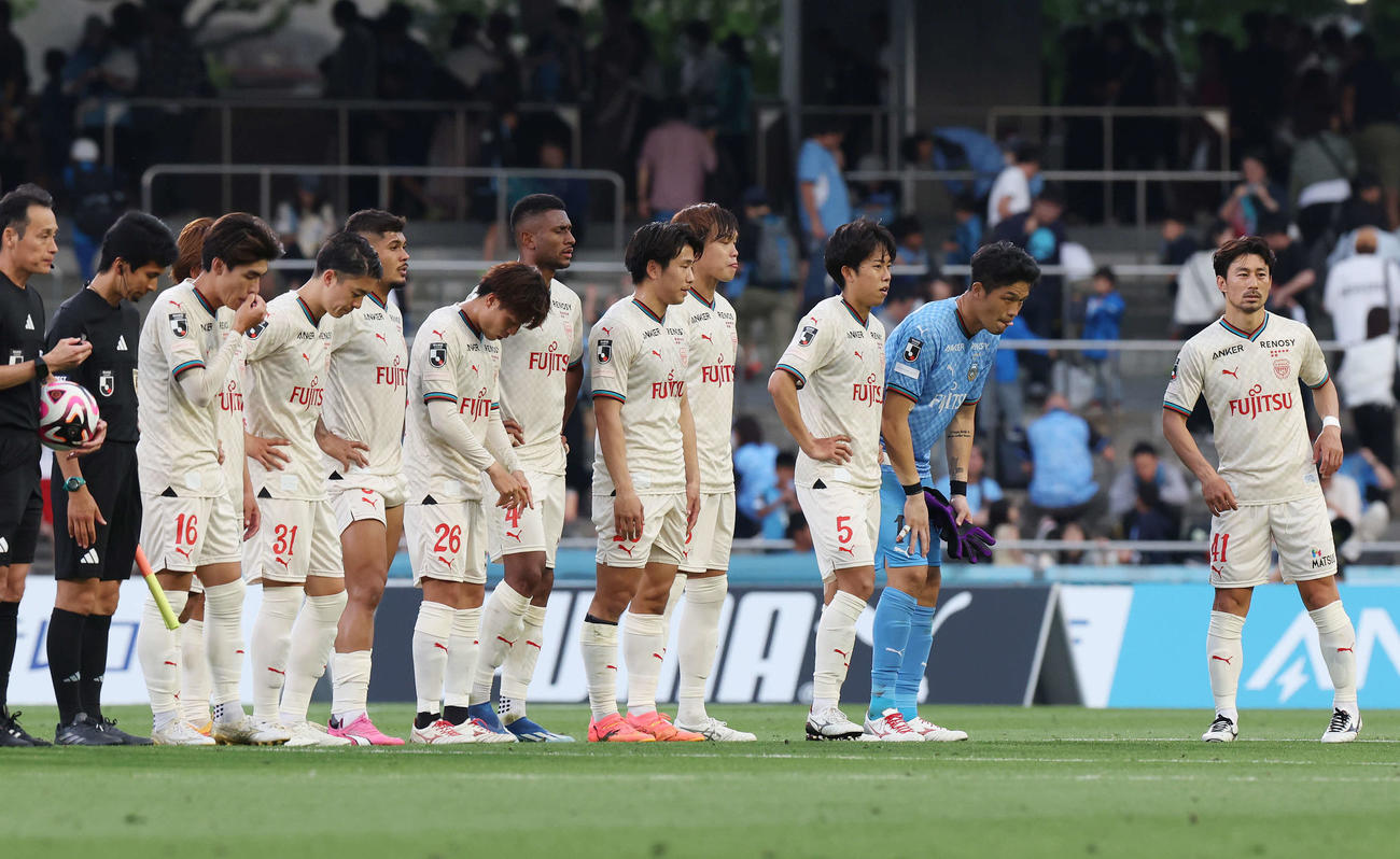 川崎F対柏　柏と引き分け肩を落とす川崎Fの選手たち（撮影・宮地輝）