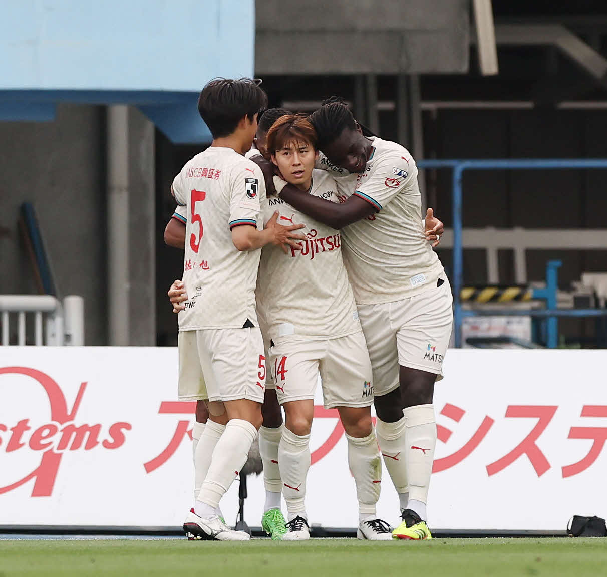 川崎F対柏　前半、ゴールを決めチームメートに祝福される川崎F脇坂（中央）（撮影・宮地輝）