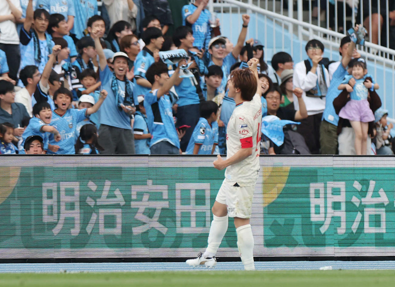 川崎F対柏　前半、ファンとゴールパフォーマンスをする川崎F脇坂（撮影・宮地輝）
