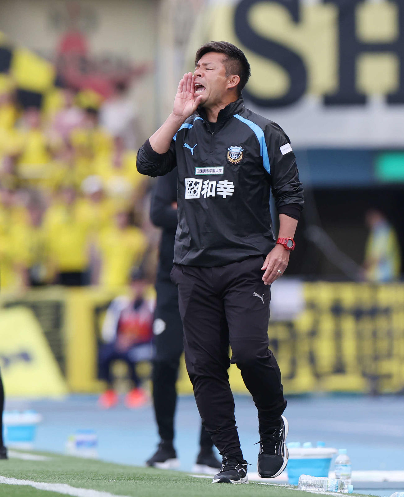 川崎F対柏　前半、指示を出す川崎F鬼木監督（撮影・宮地輝）