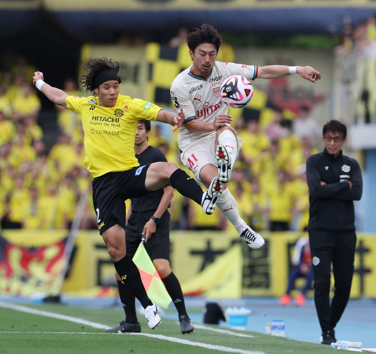 川崎F対柏　前半、競り合う柏三丸（左）と川崎F家長（撮影・宮地輝）